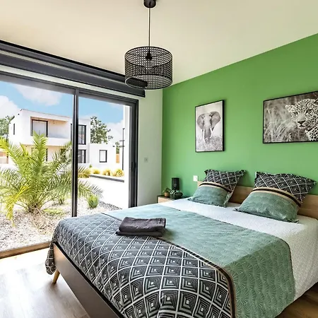 With Private Pool Semesterbostad