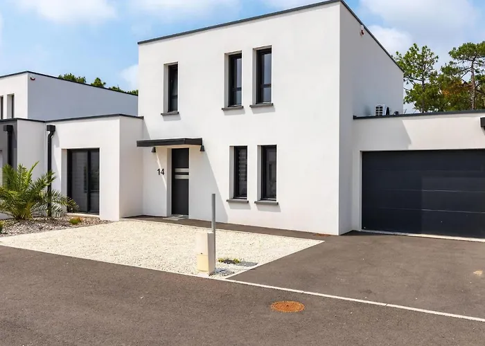 With Private Pool Semesterbostad