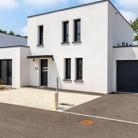 With Private Pool Ferienhaus