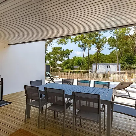 With Private Pool Ferienhaus